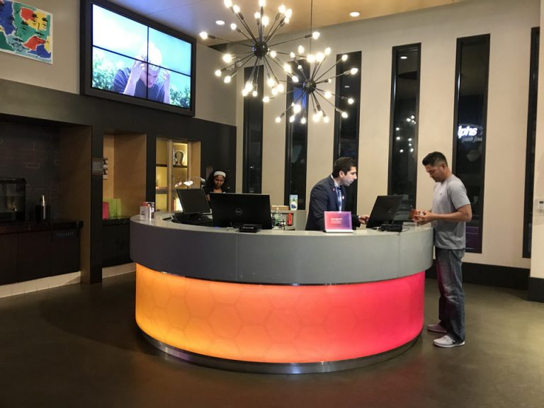 チェックインカウンター