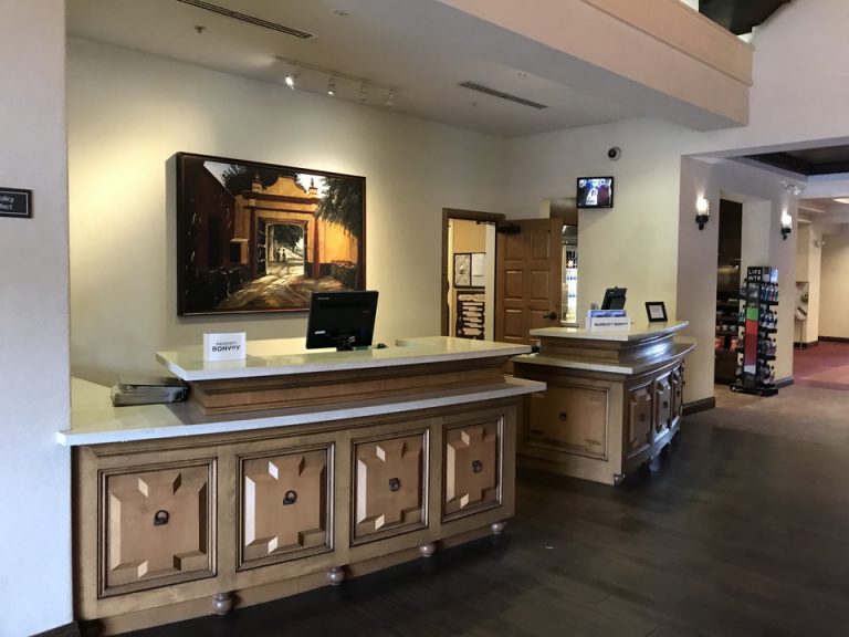 チェックインカウンター