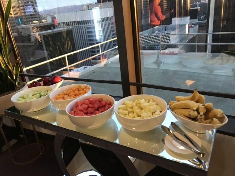 ヴィーガンの方を意識してかフルーツはフルーツベジタブルはベジタブルもっとスッキリしたハイチでフード提供されていました