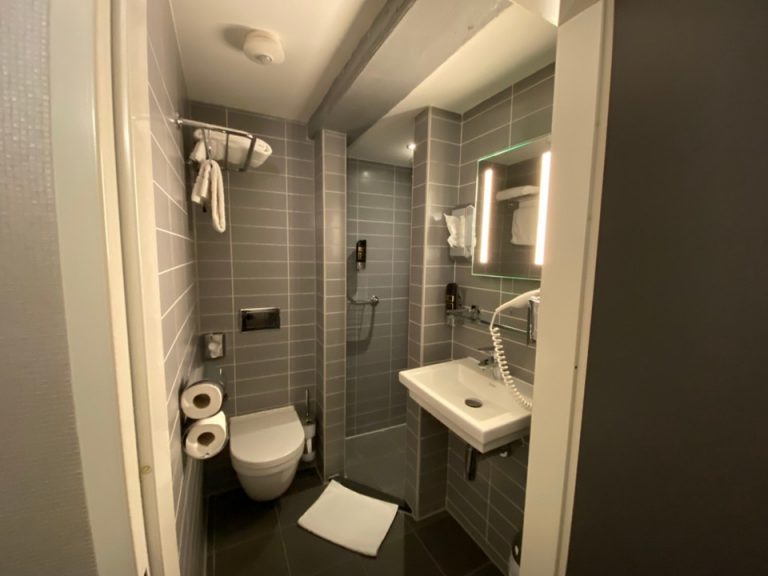 バスルーム入口から全景