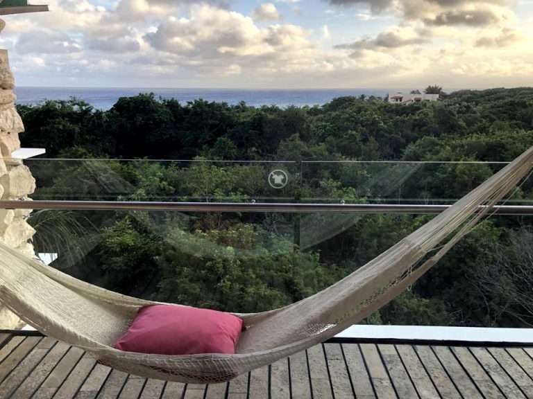 窓からは少しだけ海が見えます。