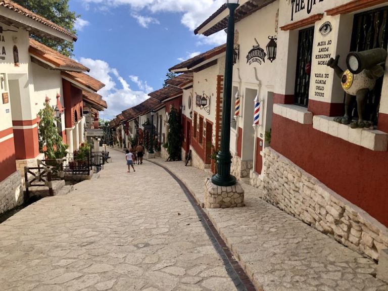 センス。目の錯覚や体験したことがない感覚をテーマにしたパークです。写真は平らな道が坂道に見える街。