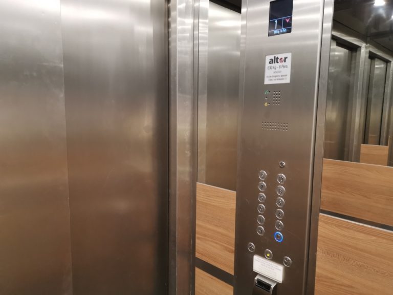 エレベーター内階数ボタン