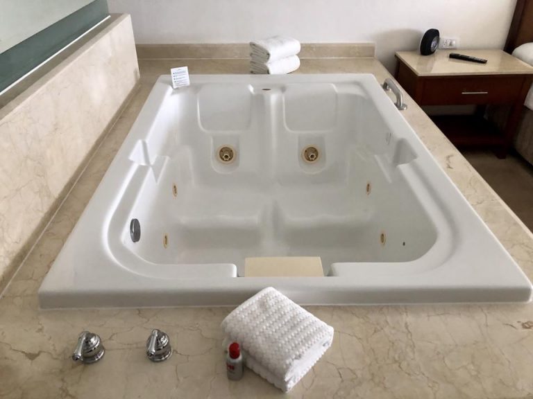 バスタブはベッドの隣にあります。ジェットバスです。