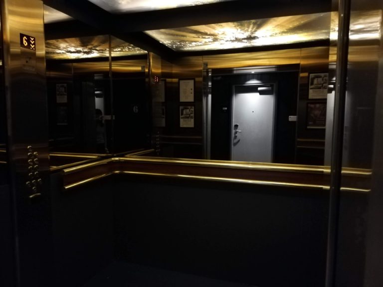 エレベーター内観2