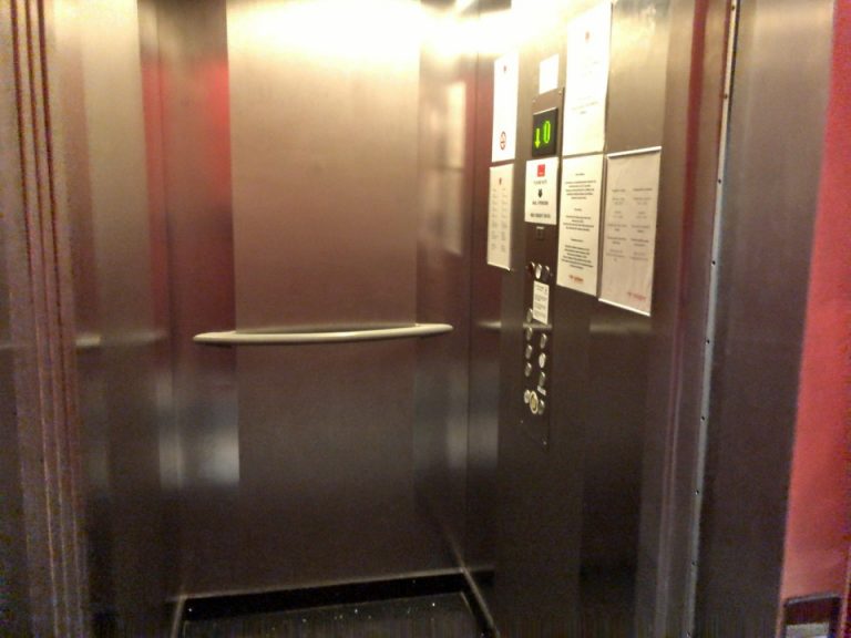 エレベーター内観2