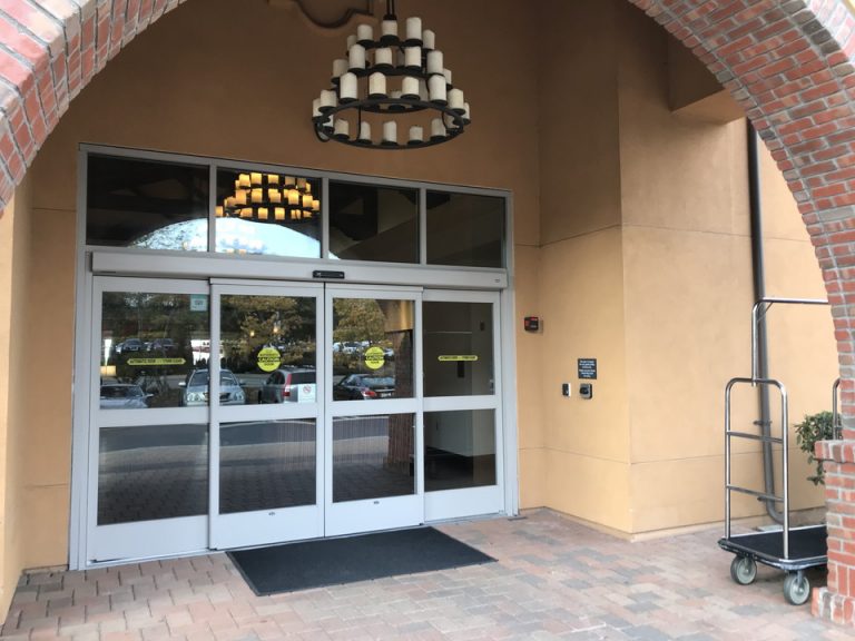 エントランス上の電気までもおしゃれ