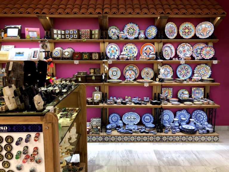 メキシコのお土産も買えます。