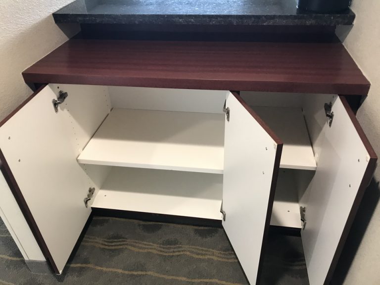 入ってすぐのバーコーナーの収納スーペース