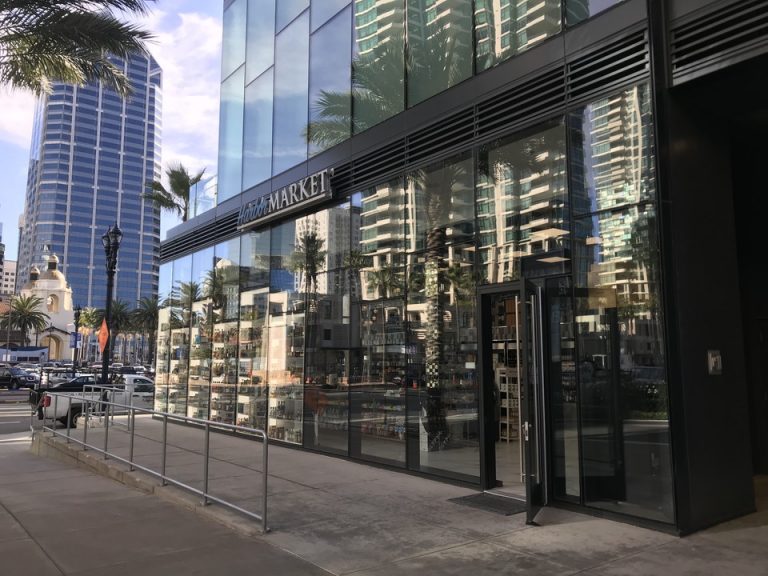 インターネントコンチネンタルの下には大きなコンビニ、ハワイのABCストアに似ていました。