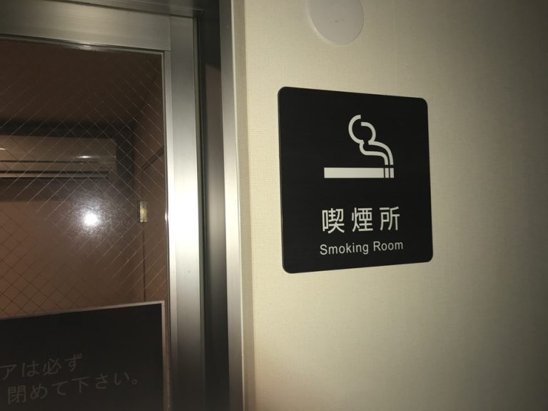 ホテルの喫煙所