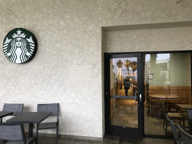 ホテル内にはスターバックスもありました