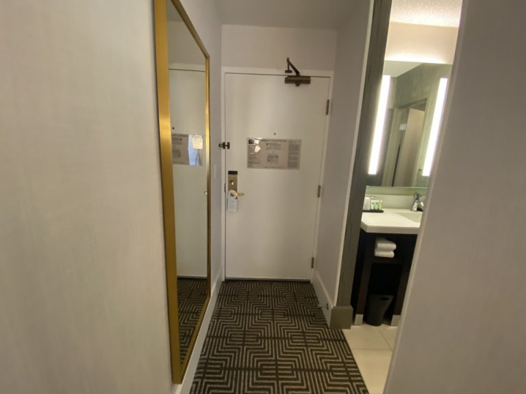 部屋内から入口2