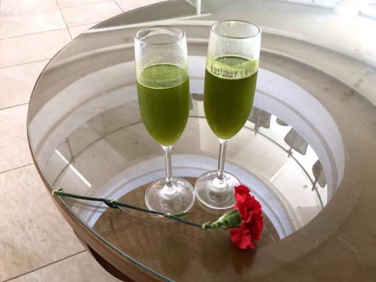 ウェルカムドリンクと花をもらいました。