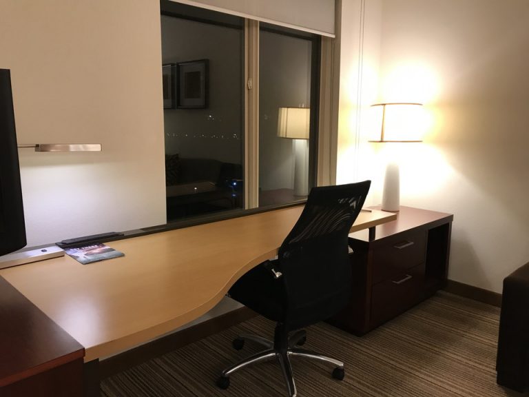 壁に面したデスクの横にはドローワーもありました