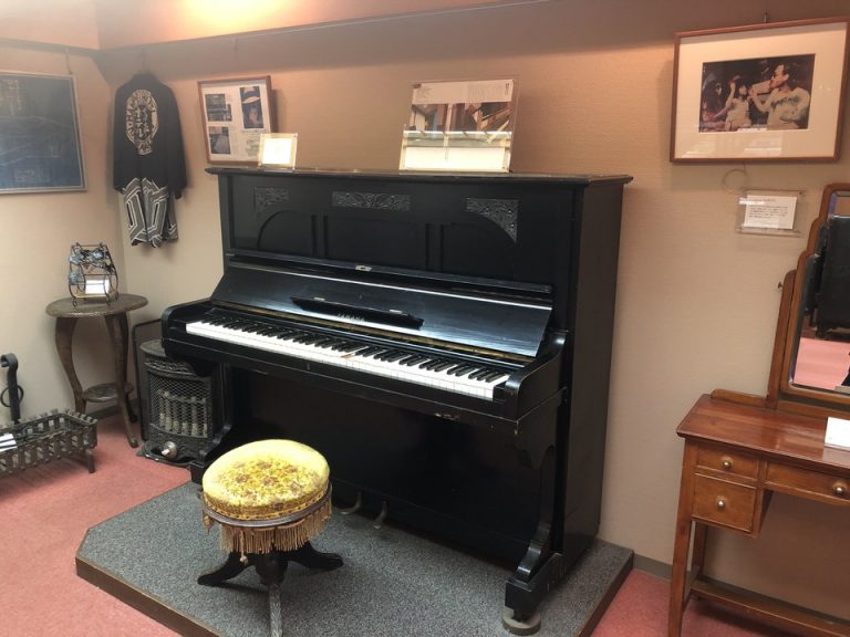 史料室 ジョン・レノンがつま弾いたピアノ