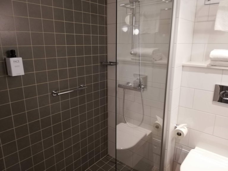 バスルーム入口から全景2