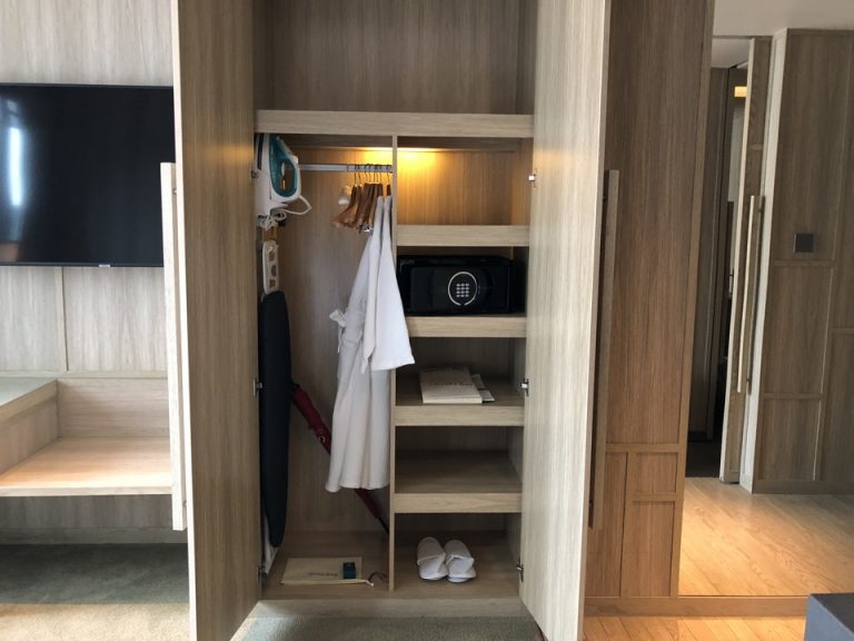 クローゼット外観(開けた状態)