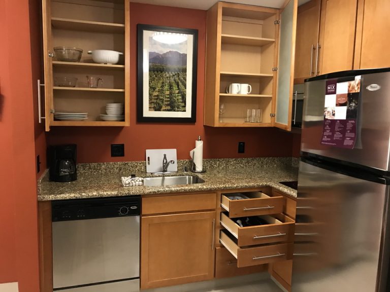 客室内にはバスルーム以外には扉のないお部屋でもしこちらでクッキングをしたら部屋中に匂いが溜まるなとも思いましたが料理をするしないにかかわらずこのキッチンは女性心をくすぐります