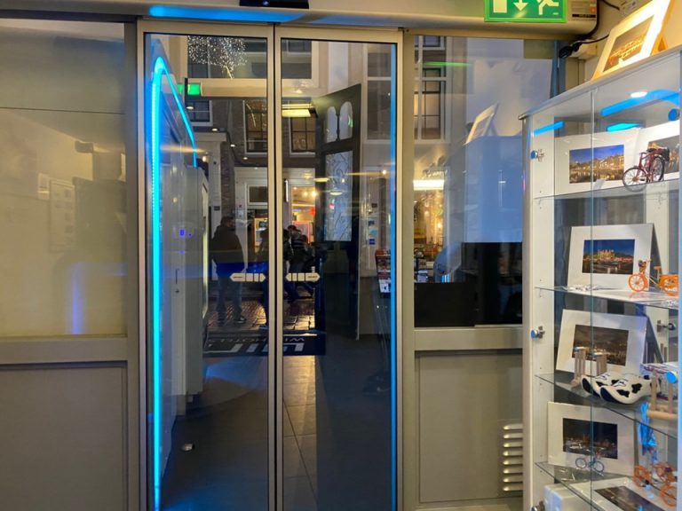 エントランス内観