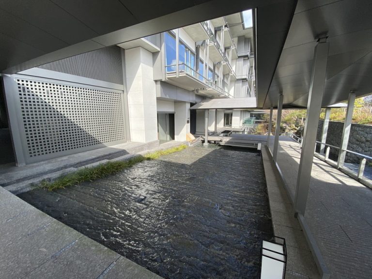 エントランス内観