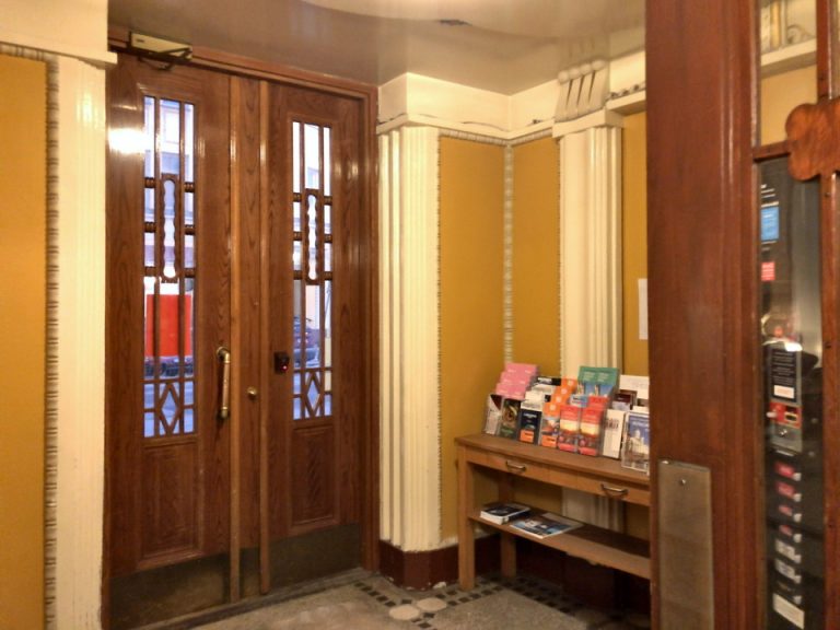 エントランス内観