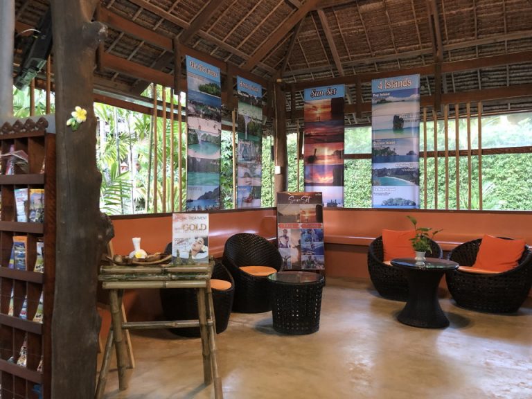 エントランス内観