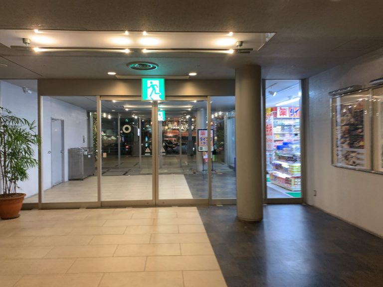 エントランス内観