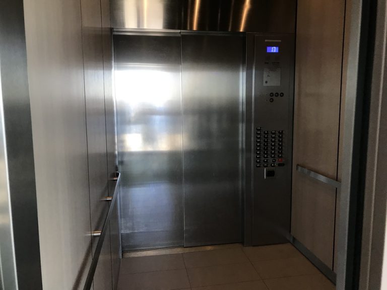 エレベーター内は広さがありました。