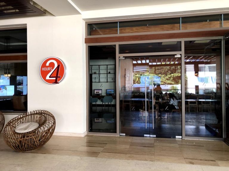 24-HOUR IN-SUITE DINING 24時間オープンの軽食スペースです。
