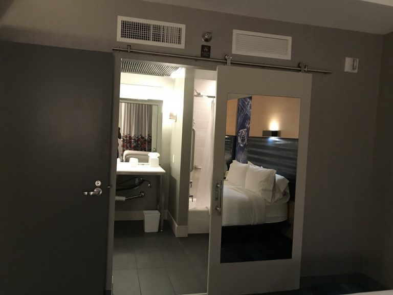 寝室奥のバスルーム