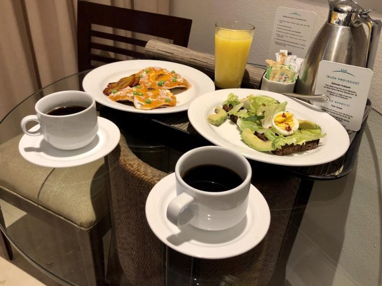 朝食はルームサービスにしました。アプリで簡単に予約できます。とても美味しかったです。