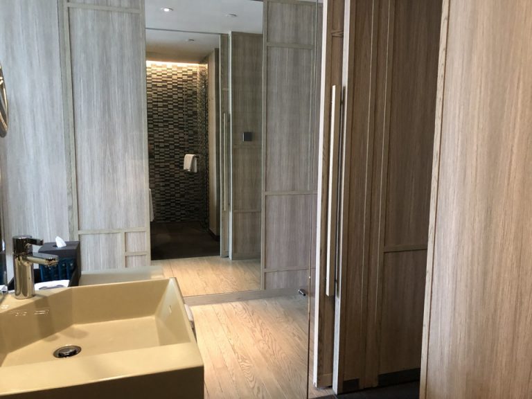 バスルーム内から入り口