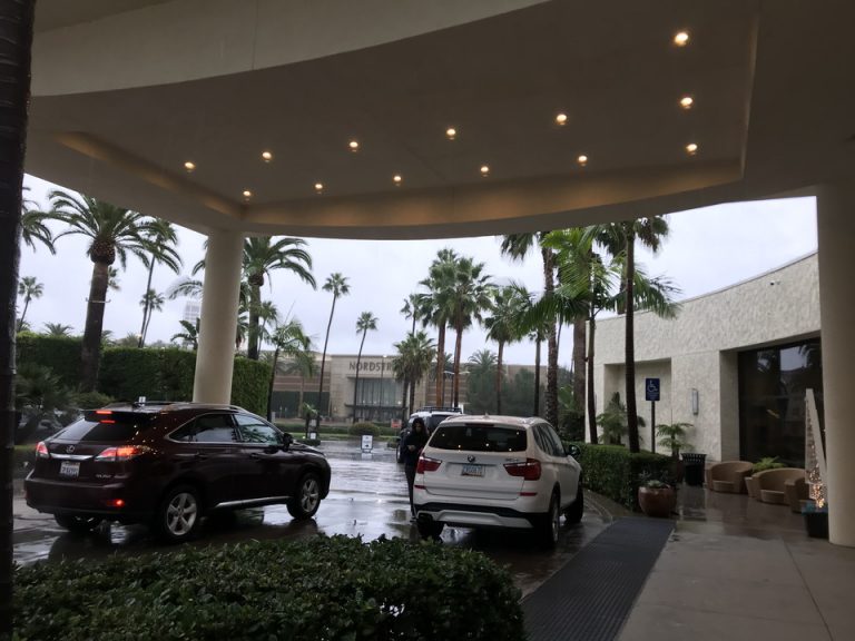 豪雨の中のチェックイン。ベルマンがびしょびしょになりながら私たちを暖かく迎えてくれて、寒い中逆に申し訳ない気分にもなりました