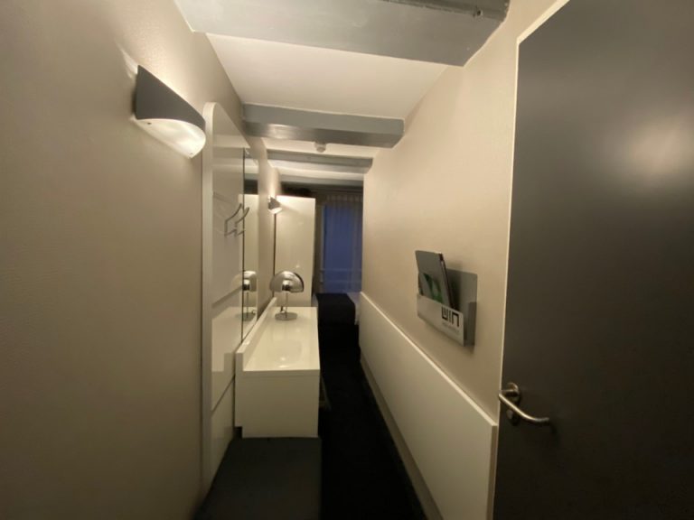 客室全体入口方向