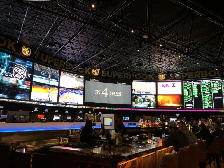 カジノ内。各スポーツが放送されて観戦しながらいて好きなチームに賭けることができます。