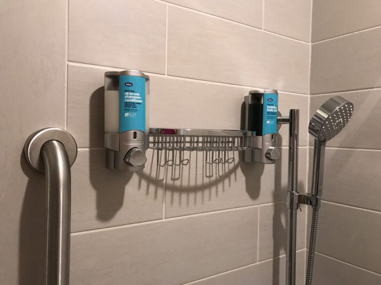 シャワールーム内には設置されたソープやラックもありました
