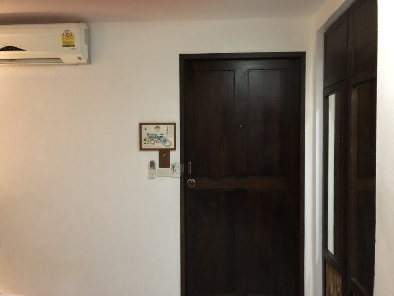 客室入り口内観ドア