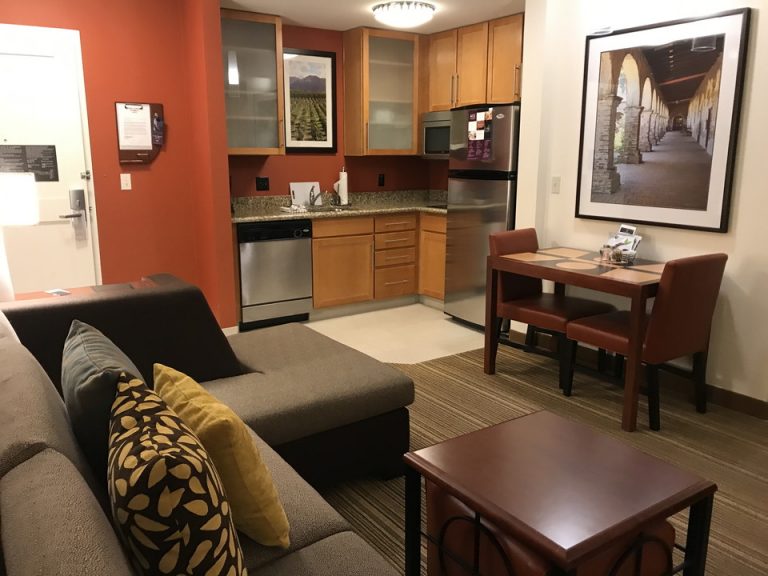 部屋は平面作りでしたがきっちりリビングスペースと寝室スペースとが分かれた面白い部屋作りでした