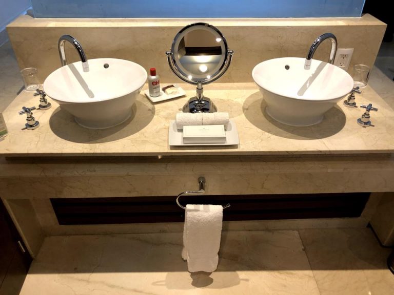 洗面台はバスルームの外にあります。