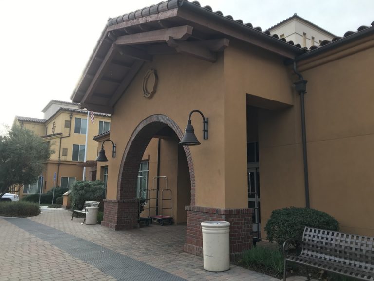 まるで競馬場に来たような気分にさせられたレジデンスインでは珍しいエントランスすごくかっこいい