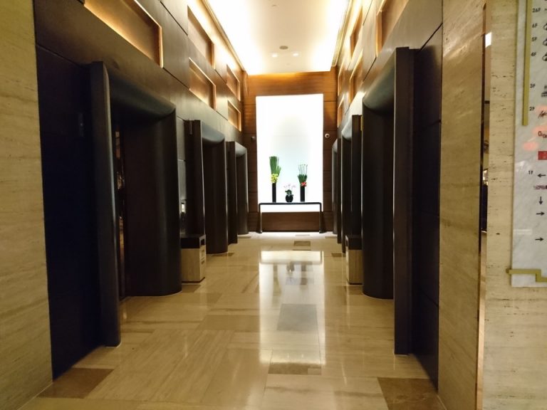 エレベーターホールフロント階