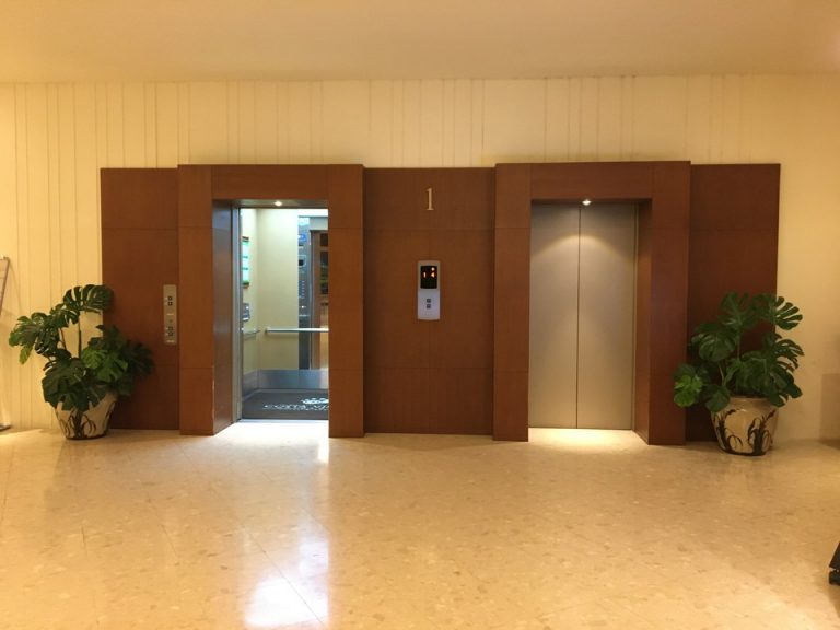 エレベーターホールフロント階