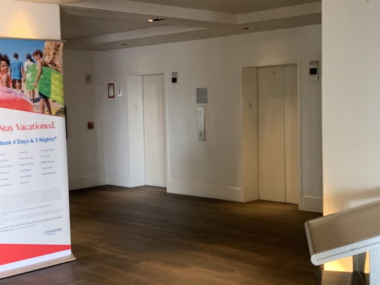 エレベーターホールフロント階