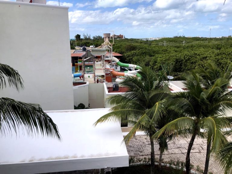 窓からは隣の施設が見えます。3泊以上でないとオーシャンビューの部屋が予約できません。