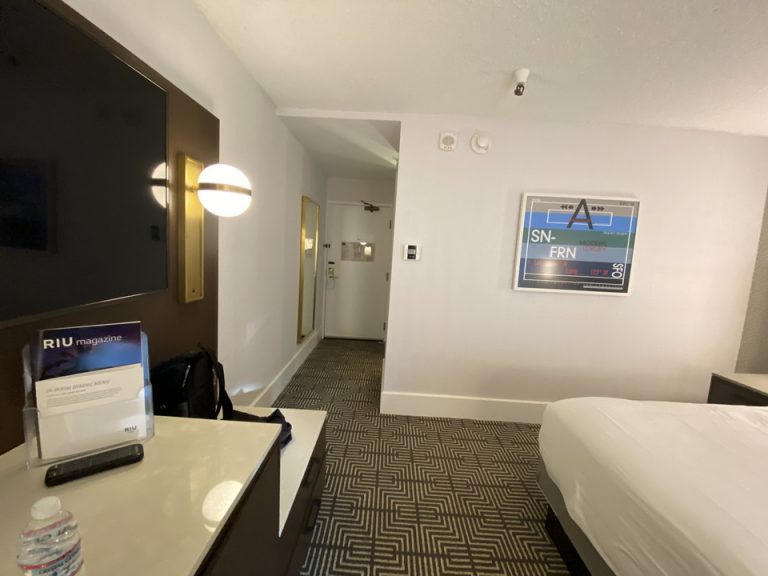 部屋内から入口