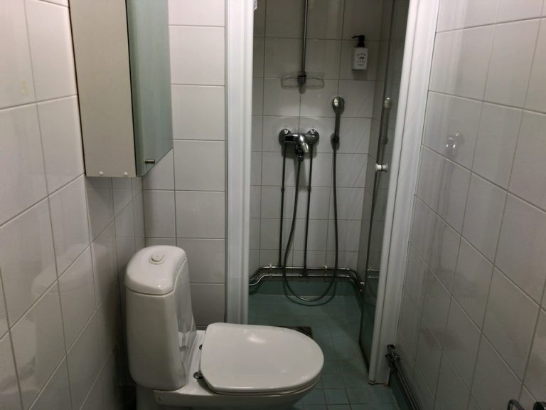 シャワーブース(扉を開けた状態)