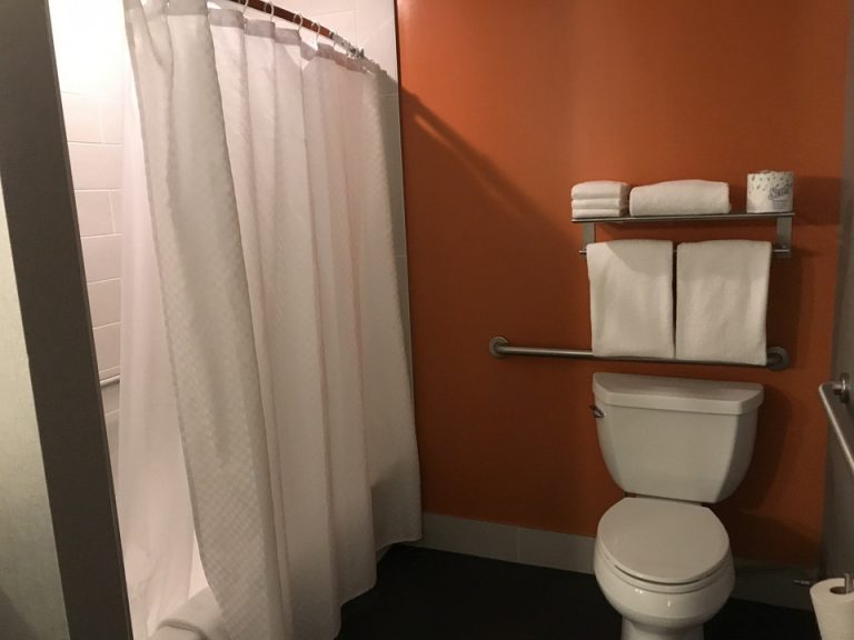 トイレ付近はオレンジの壁紙