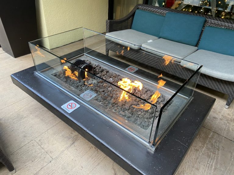 ホテル外の入口近くのソファと暖炉?