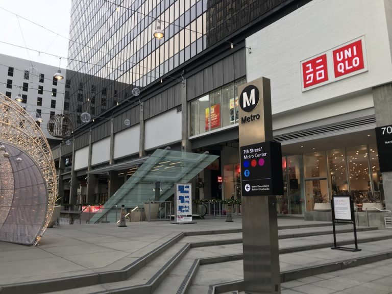 ホテルの反対側の出口すぐにはユニクロもありました